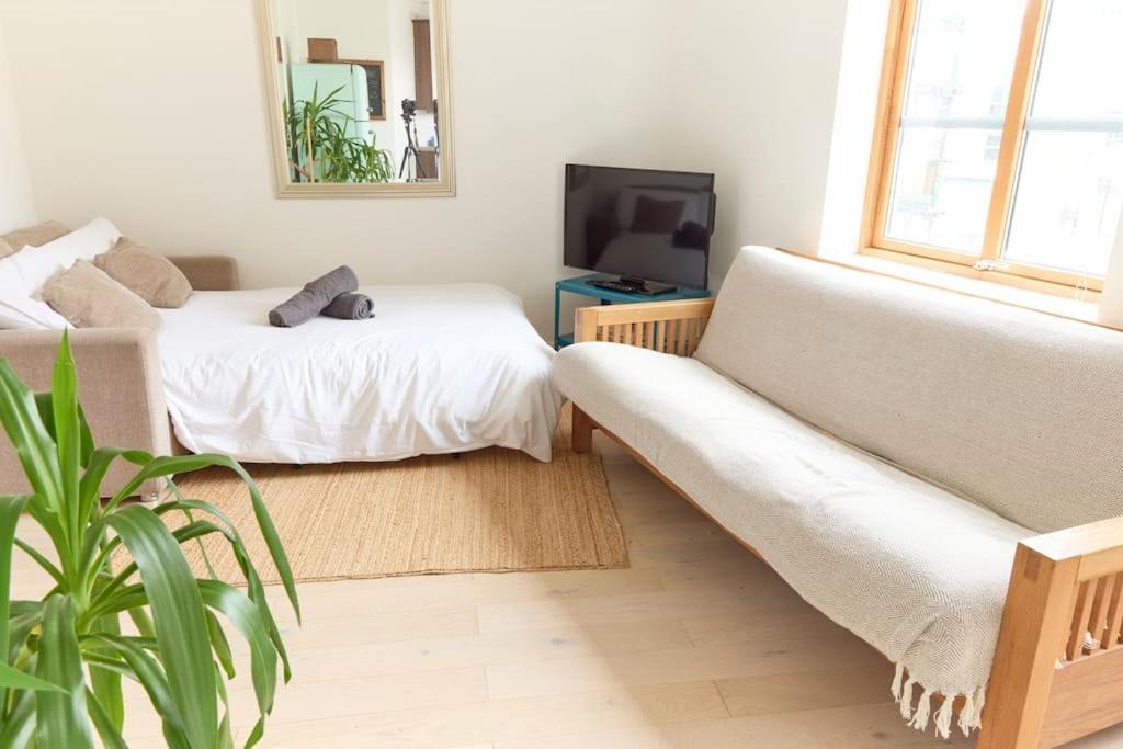 Broadway Market Canal-view Oasis Apartment London