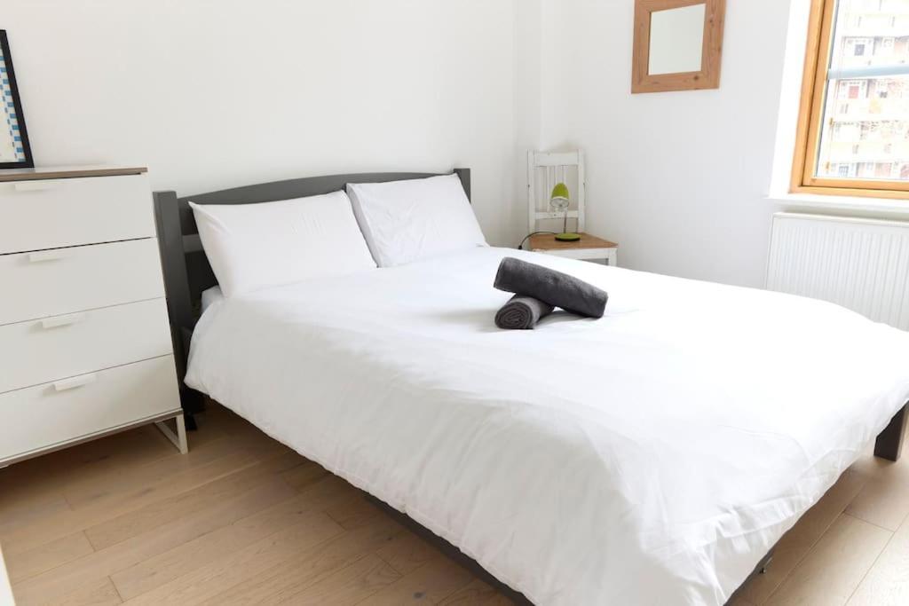Broadway Market Canal-view Oasis Apartment *